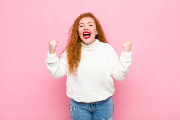 Jovem Cabeça Vermelha Mulher Sentindo Feliz Positivo Bem Sucedido Celebrando — Fotografia de Stock