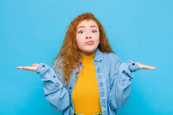 Junge Rote Kopf Frau Verwirrt Und Verwirrt Zweifelnd Gewichtung Oder — Stockfoto