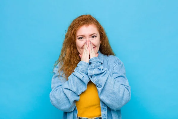 Junge Rote Kopf Frau Sieht Glücklich Fröhlich Glücklich Und Überrascht — Stockfoto