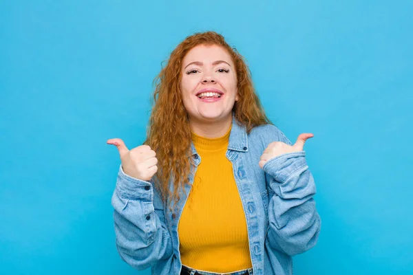 Joven Mujer Pelirroja Sonriendo Alegremente Luciendo Feliz Sintiéndose Despreocupada Positiva — Foto de Stock