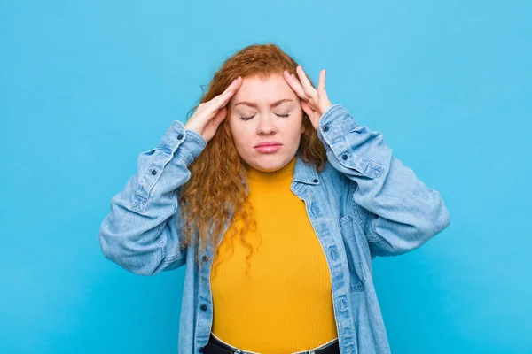 Junge Rote Kopf Frau Sieht Konzentriert Nachdenklich Und Inspiriert Brainstorming — Stockfoto