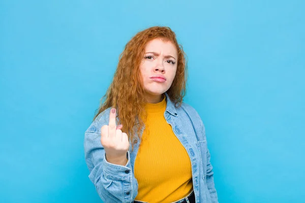 Молодая Рыжая Женщина Сердитая Раздраженная Бунтарская Агрессивная Переворачивает Средний Палец — стоковое фото