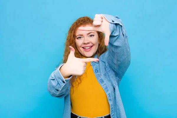 Junge Rote Kopf Frau Glücklich Freundlich Und Positiv Lächelnd Und — Stockfoto