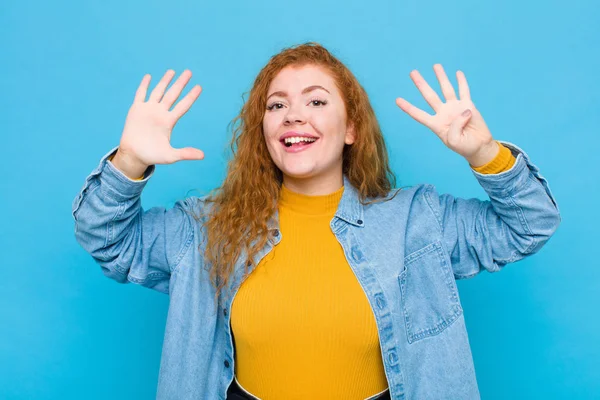 Junge Frau Mit Rotem Kopf Lächelt Und Sieht Freundlich Aus — Stockfoto