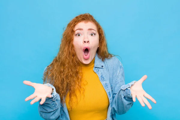 Junge Rote Kopf Frau Mit Offenem Mund Und Erstaunt Schockiert — Stockfoto