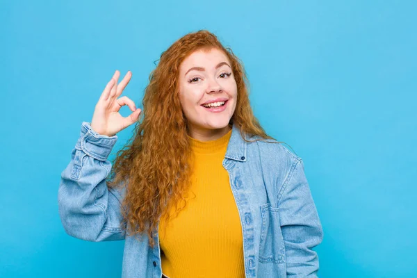 Joven Cabeza Roja Mujer Sintiéndose Exitosa Satisfecha Sonriendo Con Boca — Foto de Stock