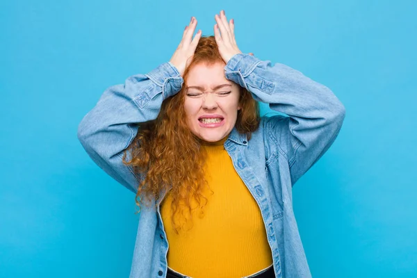 Giovane Donna Rossa Testa Sentirsi Stressato Ansioso Depresso Frustrato Con — Foto Stock