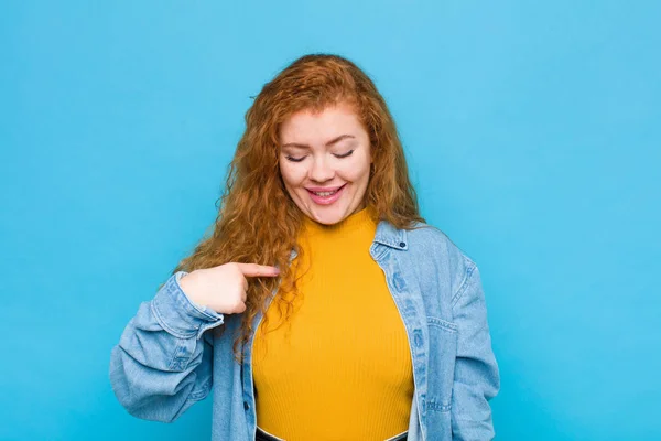 Joven Mujer Pelirroja Sonriendo Alegre Casualmente Mirando Hacia Abajo Señalando —  Fotos de Stock