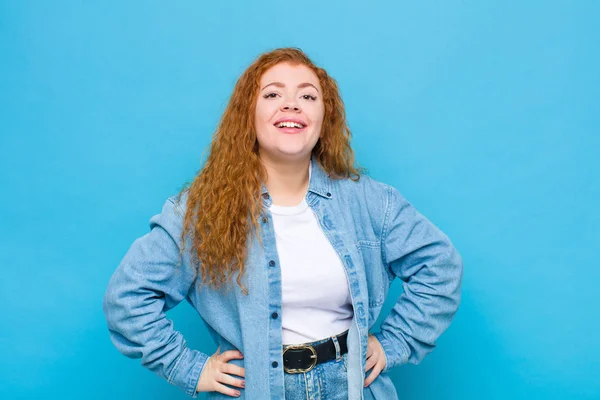 Jovem Mulher Cabeça Vermelha Sorrindo Alegre Casualmente Com Uma Expressão — Fotografia de Stock