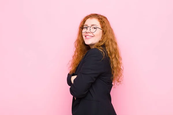 Genç Kızıl Saçlı Kadın Kameraya Çapraz Kollarıyla Gülümsüyor Mutlu Kendinden — Stok fotoğraf