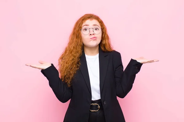 Junge Rote Kopf Frau Verwirrt Und Verwirrt Zweifelnd Gewichtung Oder — Stockfoto