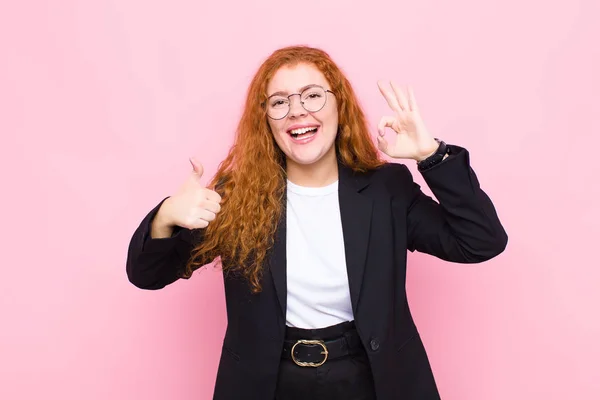 Junge Rote Kopf Frau Fühlt Sich Glücklich Erstaunt Zufrieden Und — Stockfoto