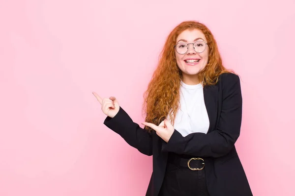 Joven Mujer Pelirroja Sonriendo Alegremente Señalando Hacia Lado Hacia Arriba — Foto de Stock