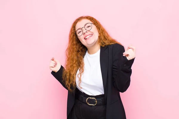 Joven Mujer Pelirroja Sonriendo Sintiéndose Despreocupada Relajada Feliz Bailando Escuchando — Foto de Stock