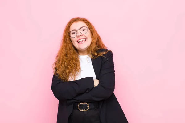 Jovem Mulher Cabeça Vermelha Olhando Como Feliz Orgulhoso Satisfeito Realizador — Fotografia de Stock