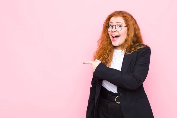 Junge Rote Kopf Frau Sieht Aufgeregt Und Überrascht Zeigt Auf — Stockfoto