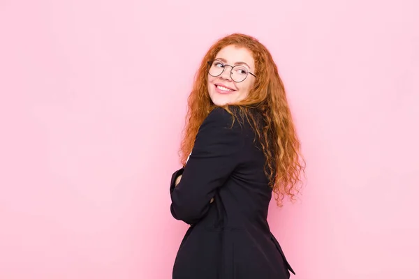 Junge Frau Mit Rotem Kopf Lächelt Fröhlich Fühlt Sich Glücklich — Stockfoto