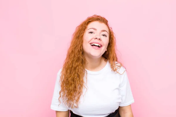 Junge Rote Kopf Frau Mit Einem Großen Freundlichen Unbeschwerten Lächeln — Stockfoto
