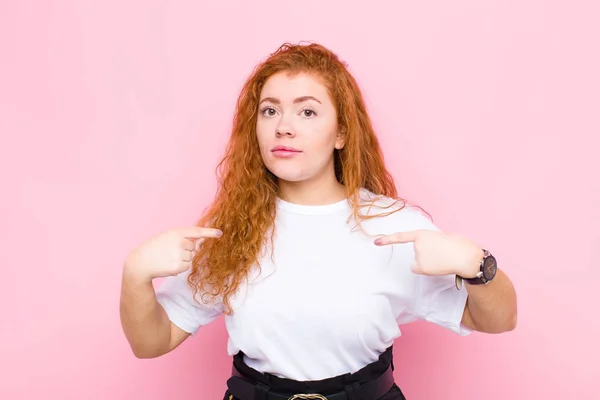 Junge Frau Mit Rotem Kopf Die Stolz Positiv Und Lässig — Stockfoto