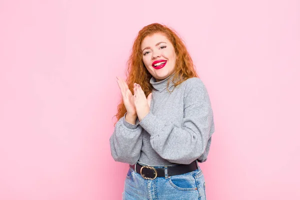 Junge Rote Kopf Frau Fühlt Sich Glücklich Und Erfolgreich Lächelt — Stockfoto