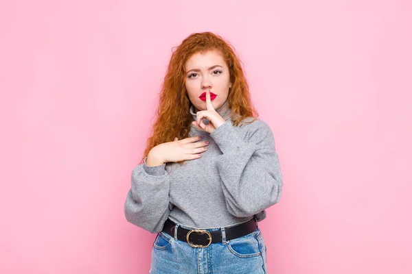 Junge Frau Mit Rotem Kopf Sieht Ernst Und Mit Dem — Stockfoto