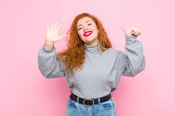 Jovem Cabeça Vermelha Mulher Sorrindo Olhando Amigável Mostrando Número Seis — Fotografia de Stock