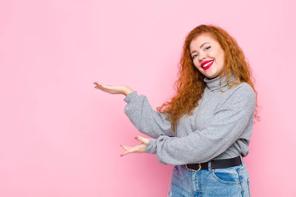 Jovem Mulher Cabeça Vermelha Sorrindo Orgulhosa Confiantemente Sentindo Feliz Satisfeito — Fotografia de Stock