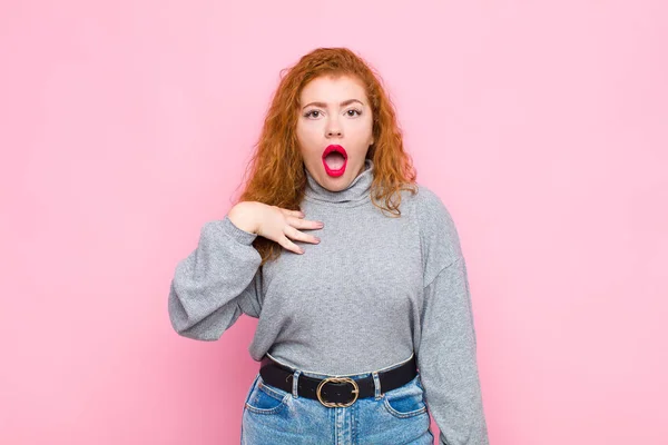 Junge Frau Mit Rotem Kopf Die Schockiert Erstaunt Und Überrascht — Stockfoto