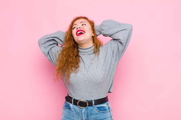 Joven Mujer Pelirroja Sonriendo Sintiéndose Relajada Satisfecha Despreocupada Riendo Positivamente —  Fotos de Stock