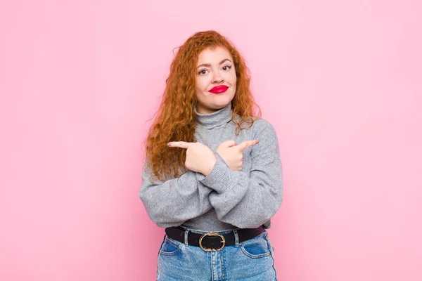 Joven Cabeza Roja Mujer Mirando Perplejo Confundido Inseguro Apuntando Direcciones — Foto de Stock