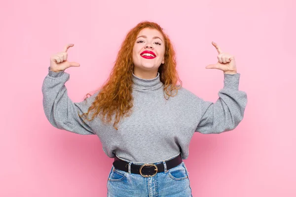 Junge Rote Kopffrau Die Ihr Eigenes Lächeln Mit Beiden Händen — Stockfoto