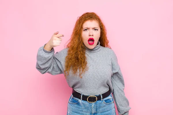 Junge Rote Kopf Frau Zeigt Die Kamera Mit Einem Wütenden — Stockfoto
