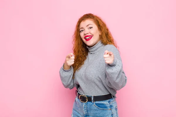 Joven Mujer Pelirroja Sonriendo Con Una Actitud Positiva Exitosa Feliz —  Fotos de Stock