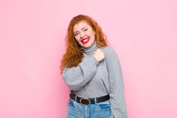 Junge Rote Kopf Frau Fühlt Sich Glücklich Positiv Und Erfolgreich — Stockfoto