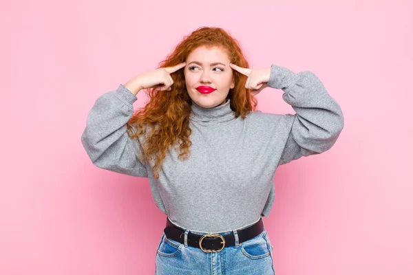 Junge Frau Mit Rotem Kopf Die Konzentriert Auf Eine Idee — Stockfoto