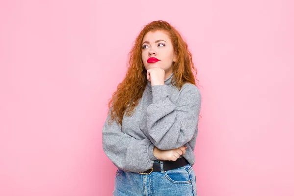 Junge Rote Kopf Frau Mit Konzentriertem Blick Fragend Mit Zweifelndem — Stockfoto