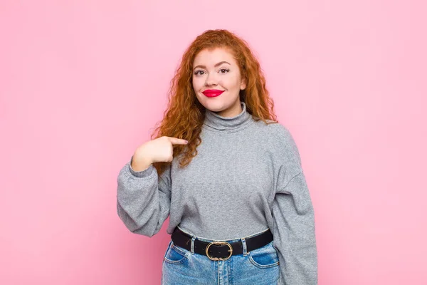 Joven Cabeza Roja Mujer Buscando Orgulloso Seguro Feliz Sonriendo Señalando —  Fotos de Stock