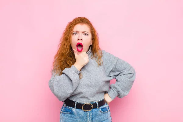 Junge Frau Mit Rotem Kopf Mit Weit Geöffnetem Mund Und — Stockfoto