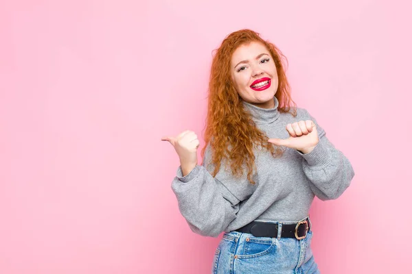 Jovem Mulher Cabeça Vermelha Sorrindo Alegre Casualmente Apontando Para Copiar — Fotografia de Stock