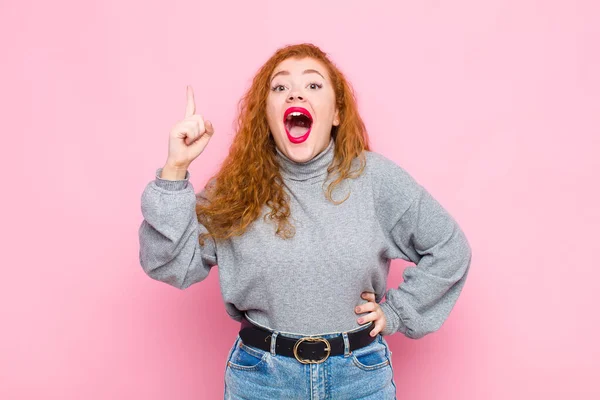 Joven Cabeza Roja Mujer Sintiéndose Como Genio Feliz Emocionado Después —  Fotos de Stock