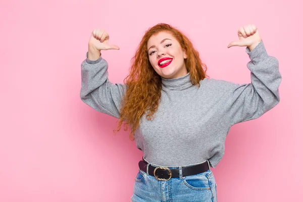 Junge Rote Kopf Frau Fühlt Sich Stolz Arrogant Und Zuversichtlich — Stockfoto