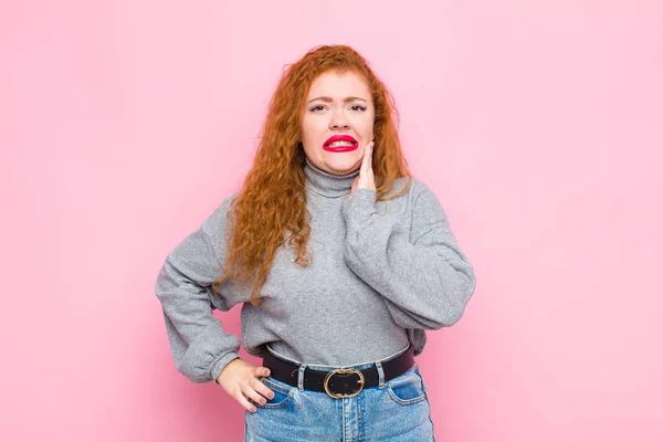 Junge Rote Kopf Frau Hält Wange Und Leidet Unter Schmerzhaften — Stockfoto