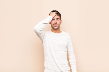 Genç yakışıklı bir adam unutulmuş bir mühlet yüzünden panikliyor, stresli hissediyor, sıcak duvara karşı bir karmaşayı veya hatayı örtbas etmek zorunda kalıyor.