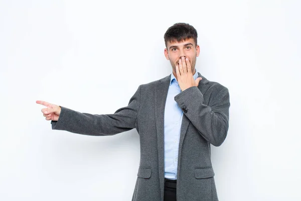 Jovem Homem Bonito Sentindo Feliz Chocado Surpreso Cobrindo Boca Com — Fotografia de Stock