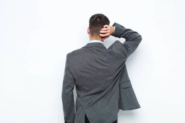 Jovem Homem Bonito Pensar Duvidar Coçar Cabeça Sentindo Perplexo Confuso — Fotografia de Stock