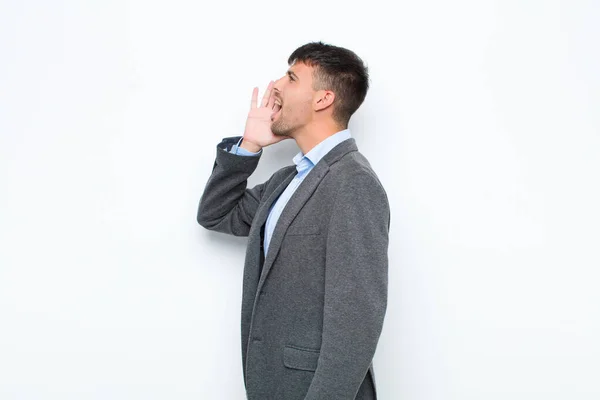 Jovem Bonito Homem Perfil Vista Olhando Feliz Animado Gritando Chamando — Fotografia de Stock