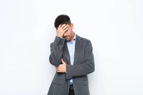 Ung Stilig Man Ser Stressad Skamsen Eller Upprörd Med Huvudvärk — Stockfoto