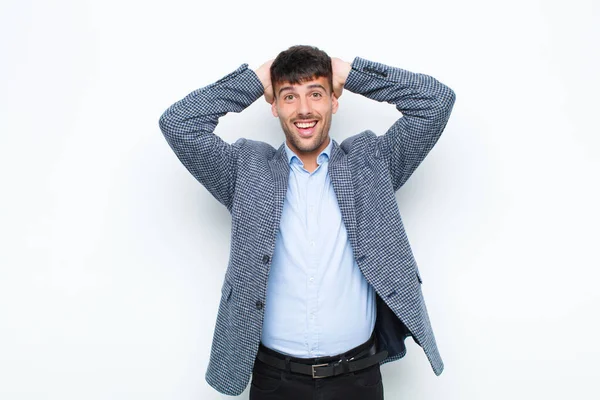 Jovem Bonito Homem Olhando Feliz Despreocupado Amigável Relaxado Desfrutando Vida — Fotografia de Stock