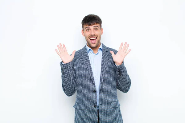 Jovem Bonito Homem Olhando Feliz Animado Chocado Com Uma Surpresa — Fotografia de Stock