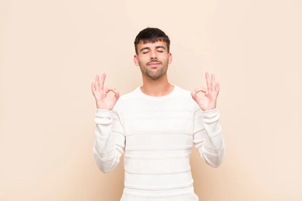 Genç Yakışıklı Adam Konsantre Olmuş Meditasyon Yapıyor Tatmin Olmuş Rahatlamış — Stok fotoğraf
